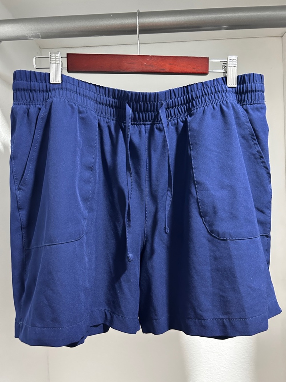 Bcg Navy Shorts. XL
Draw string, elastic waist band, 2 deep front pockets.